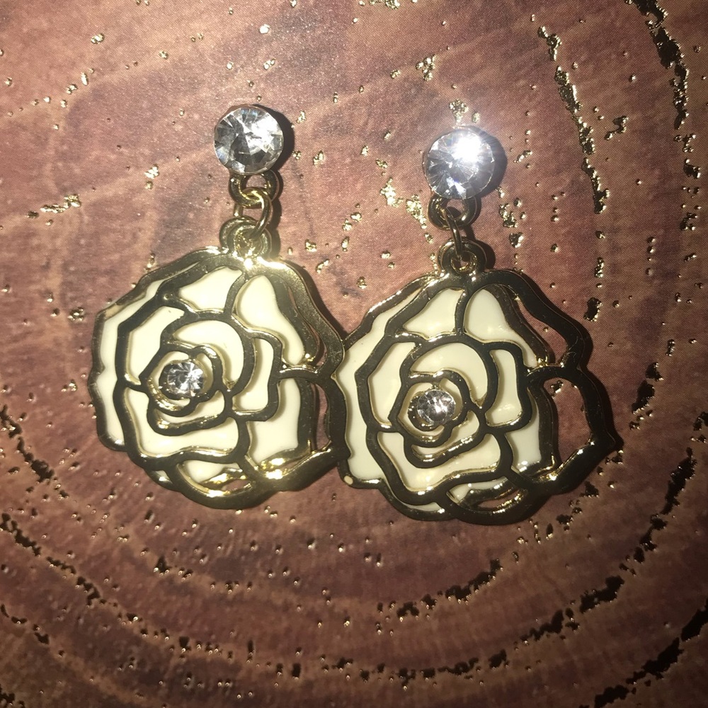 NEW 🆕 white and gold flower dangling earrings